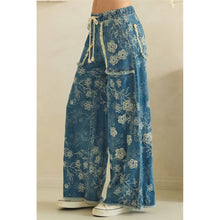 Load image into Gallery viewer, FLORAL PATCH EMBROIDERED DENIM PANTS: DENIM / S-M-L-XL(2-2-2-2)
