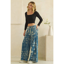 Load image into Gallery viewer, FLORAL PATCH EMBROIDERED DENIM PANTS: DENIM / S-M-L-XL(2-2-2-2)
