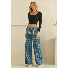 Load image into Gallery viewer, FLORAL PATCH EMBROIDERED DENIM PANTS: DENIM / S-M-L-XL(2-2-2-2)
