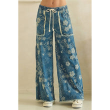 Load image into Gallery viewer, FLORAL PATCH EMBROIDERED DENIM PANTS: DENIM / S-M-L-XL(2-2-2-2)
